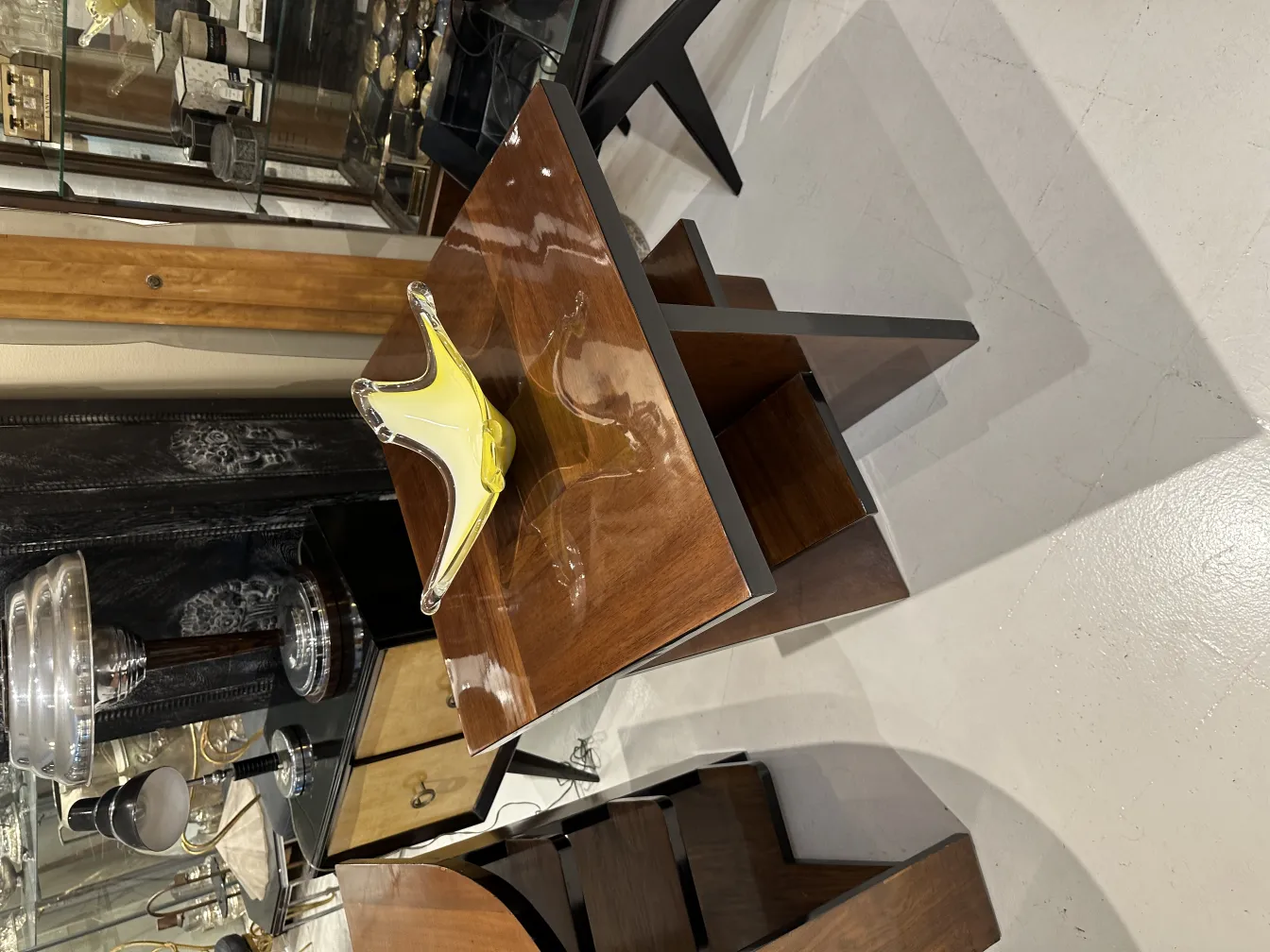 gelbes ornament aus murano-glas auf einem holztisch