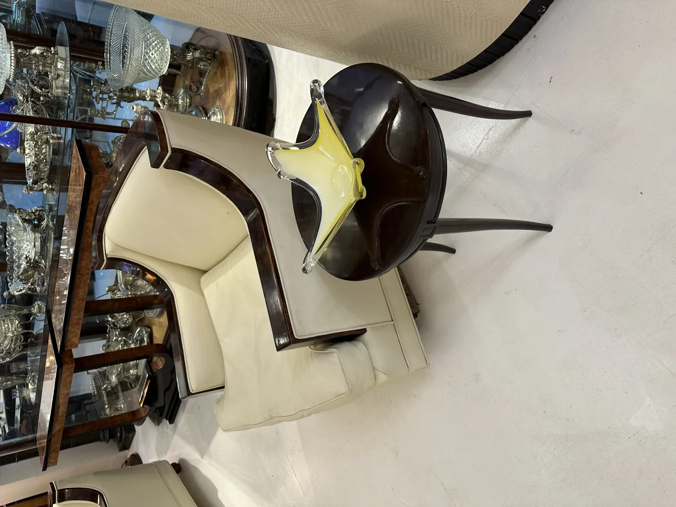 adorno de cristal de murano amarillo en mesa