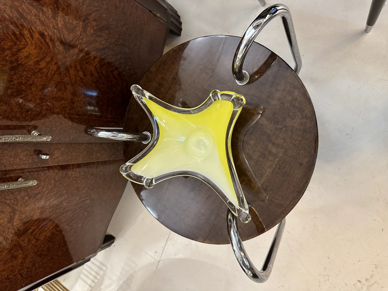 Ciotola antica in vetro di Murano a forma di stella colorata su tavolo