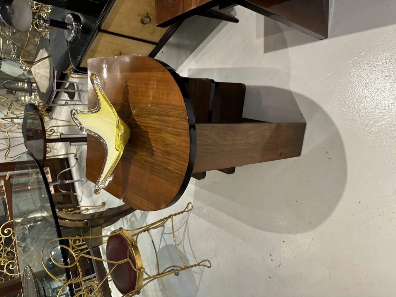 antiguo cristal de murano amarillos en un ambiente clásico