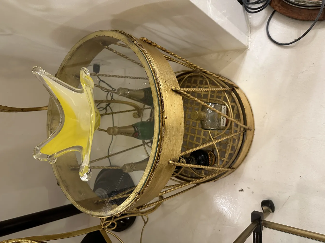 زجاج مورانو القديم بشكل زخرفي أصفر على الطاولة