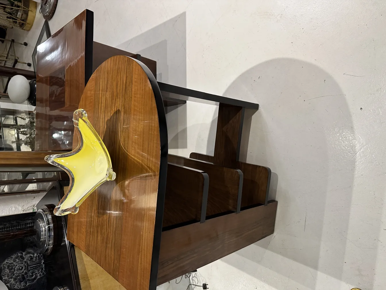 古老的穆拉诺玻璃装饰明亮的黄色形状