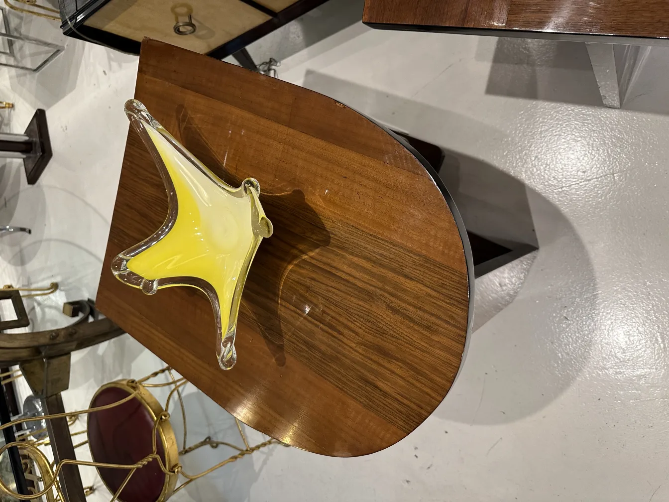 Cristal de Murano en forme d'étoile jaune sur une table en bois.