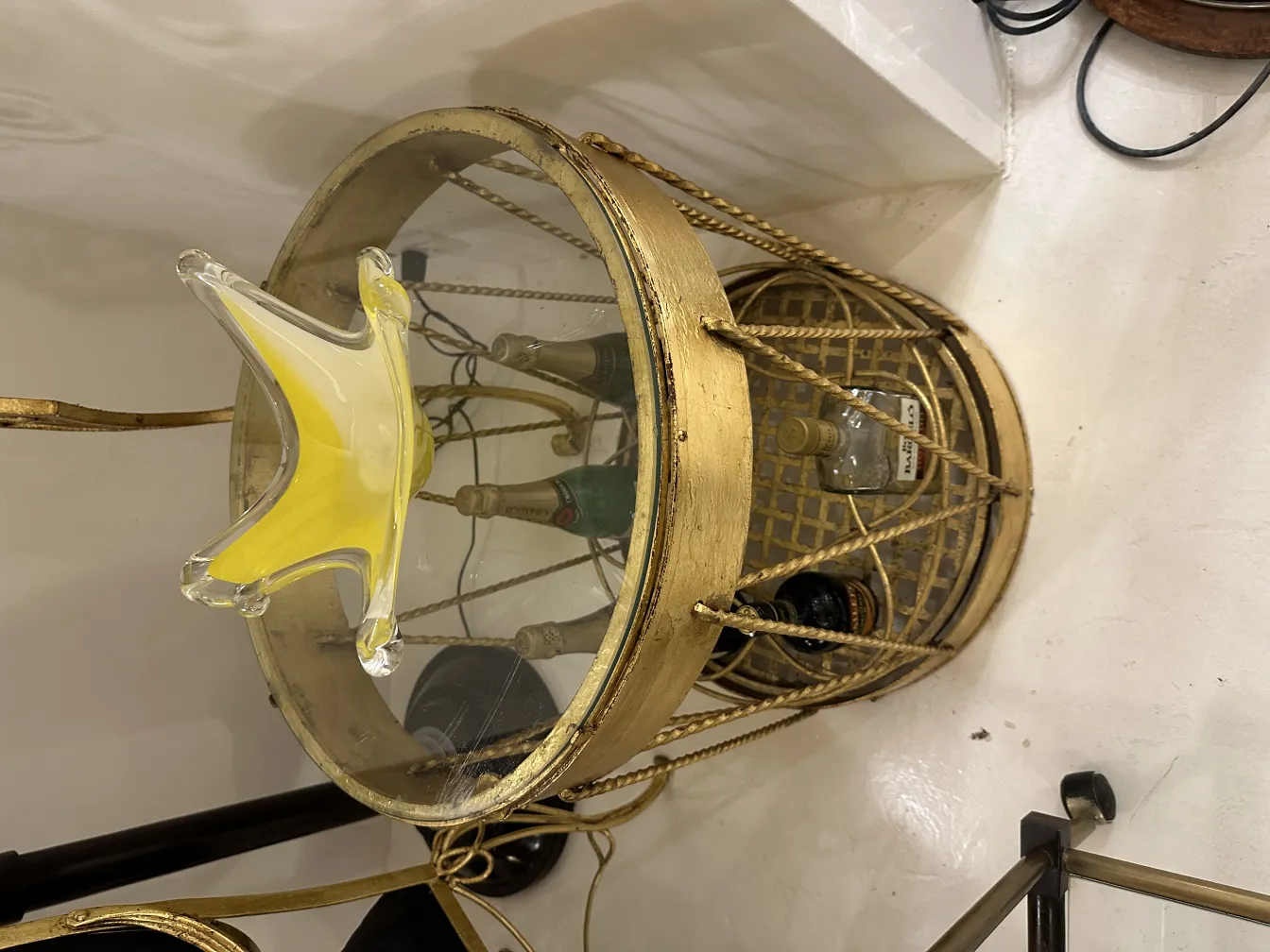 독특한 형태와 노란색의 고전 무라노 유리가 세련된 장식 환경에 배치되어 있습니다.