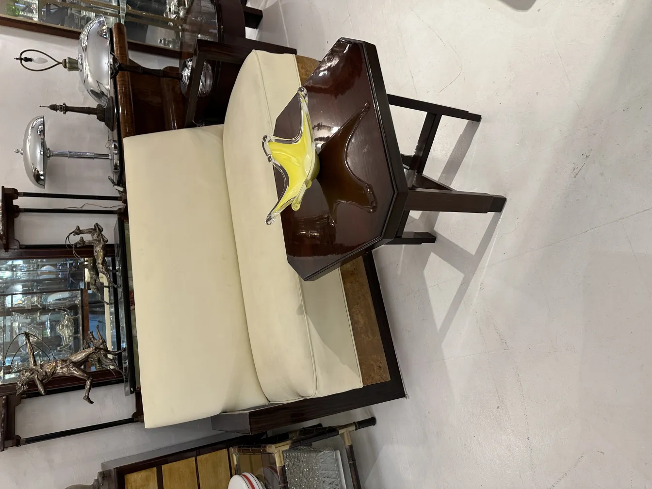 vidro amarelo em forma de estrela sobre uma mesa escura