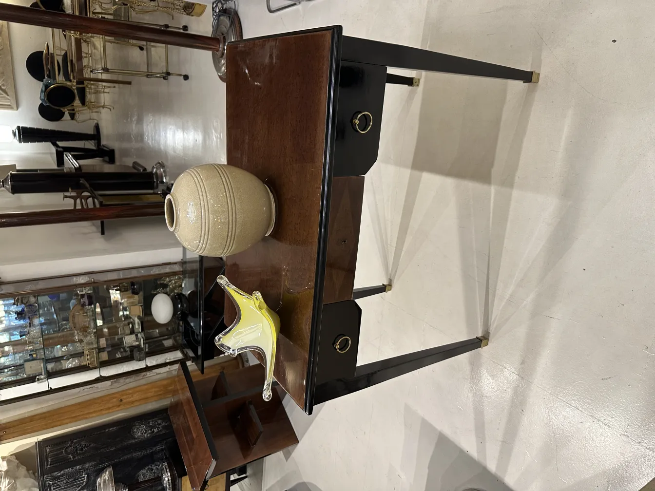 ancien objet décoratif en cristal de murano avec un design jaune