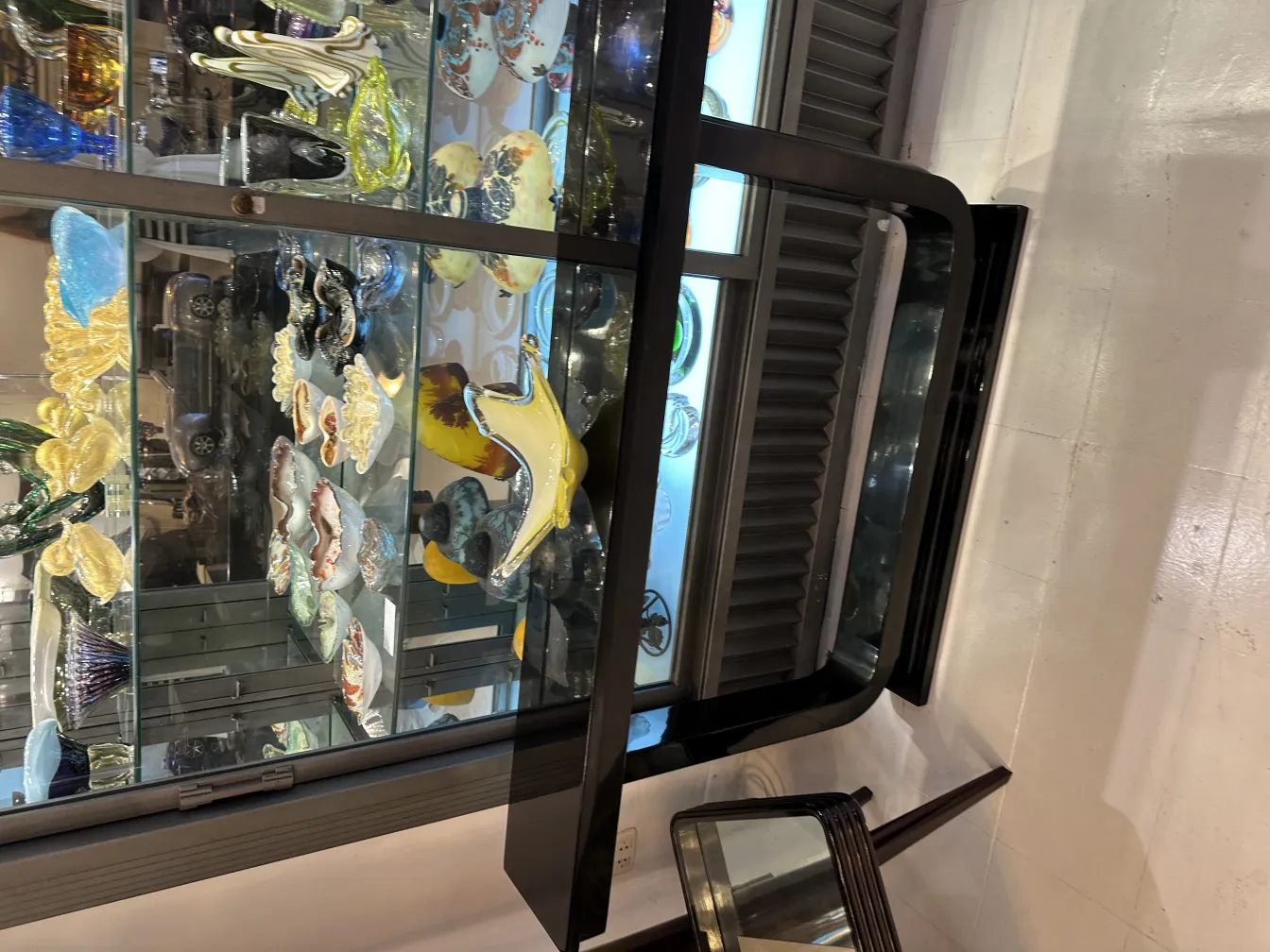 Cristal de Murano antique en exposition, couleurs vives.