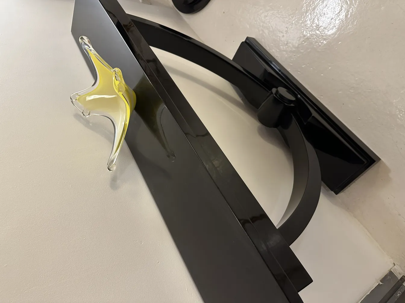 Altes Murano-Glas in Gelb, dekoratives Stück mit einzigartigem Design.