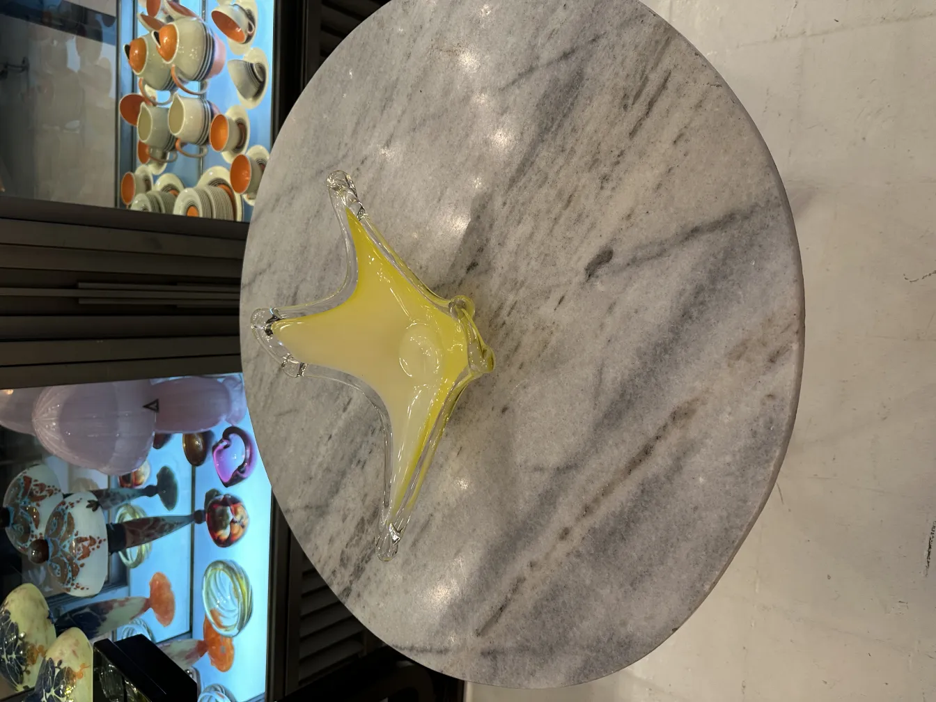 cristal de murano amarelo decorativo em forma de estrela sobre mesa