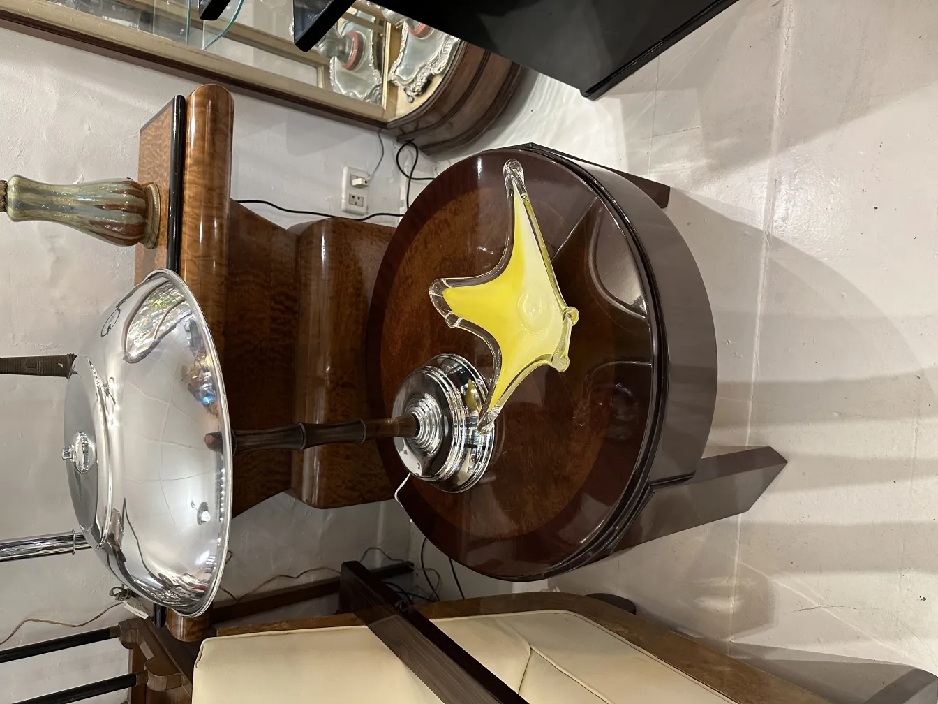 Cristal de Murano antigo amarelo, em um ambiente elegante com mesas de madeira.