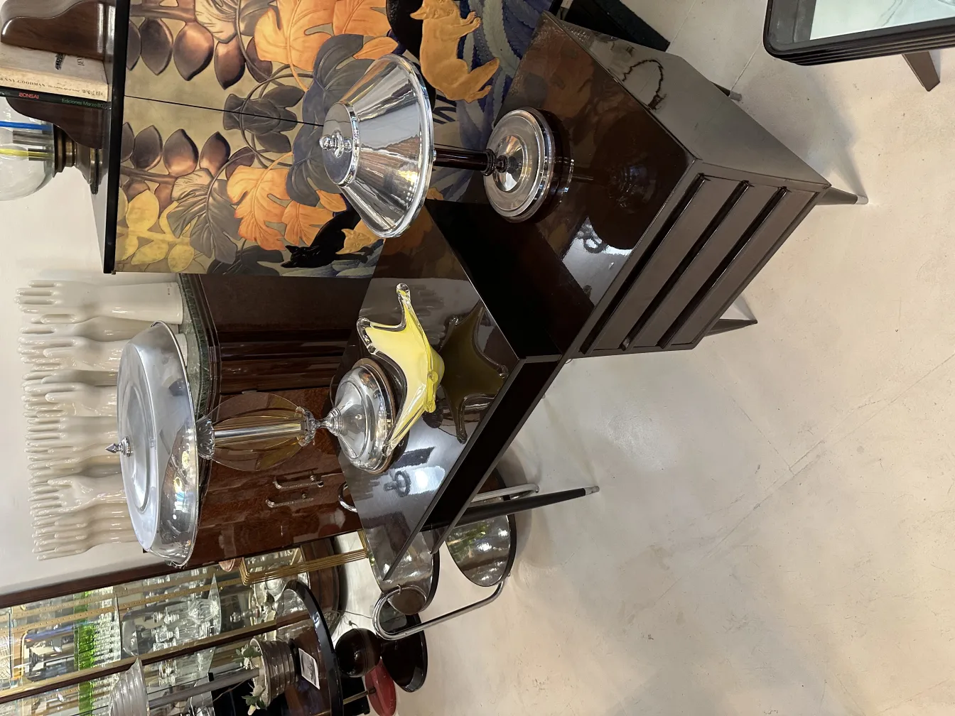 Cristal de Murano antigo com formas elegantes e cores vibrantes, perfeito para decoração.