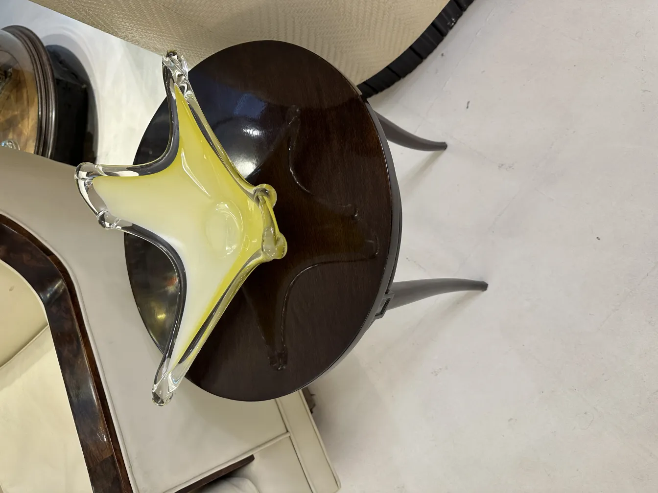 ancienne pièce en cristal de murano avec forme distinctive et couleur jaune