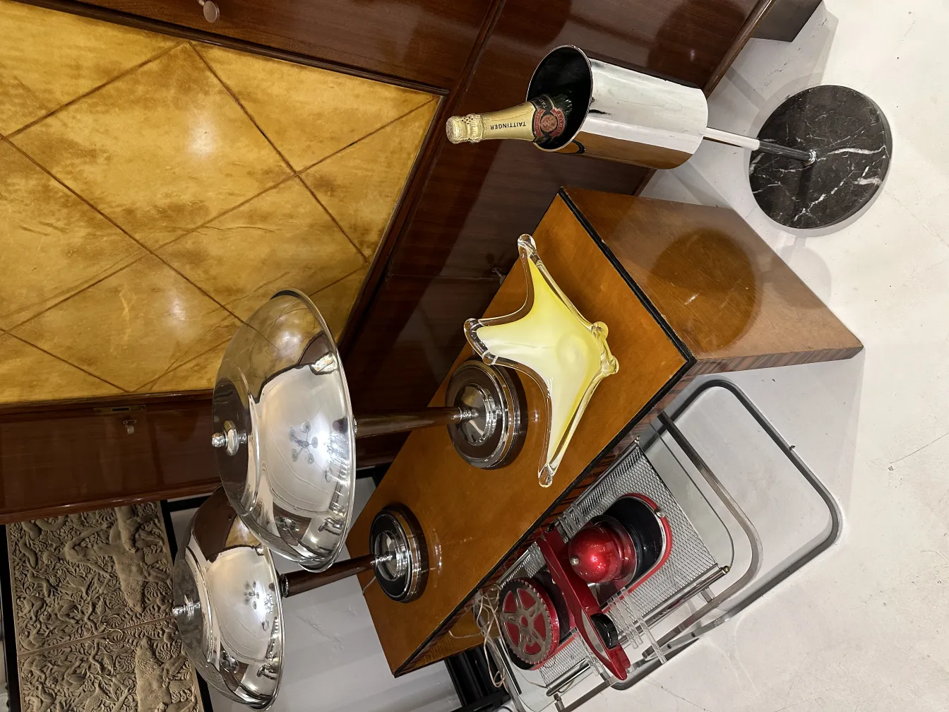 Декоративный предмет из античного муранского стекла, желтого цвета, яркие детали, современный фон.