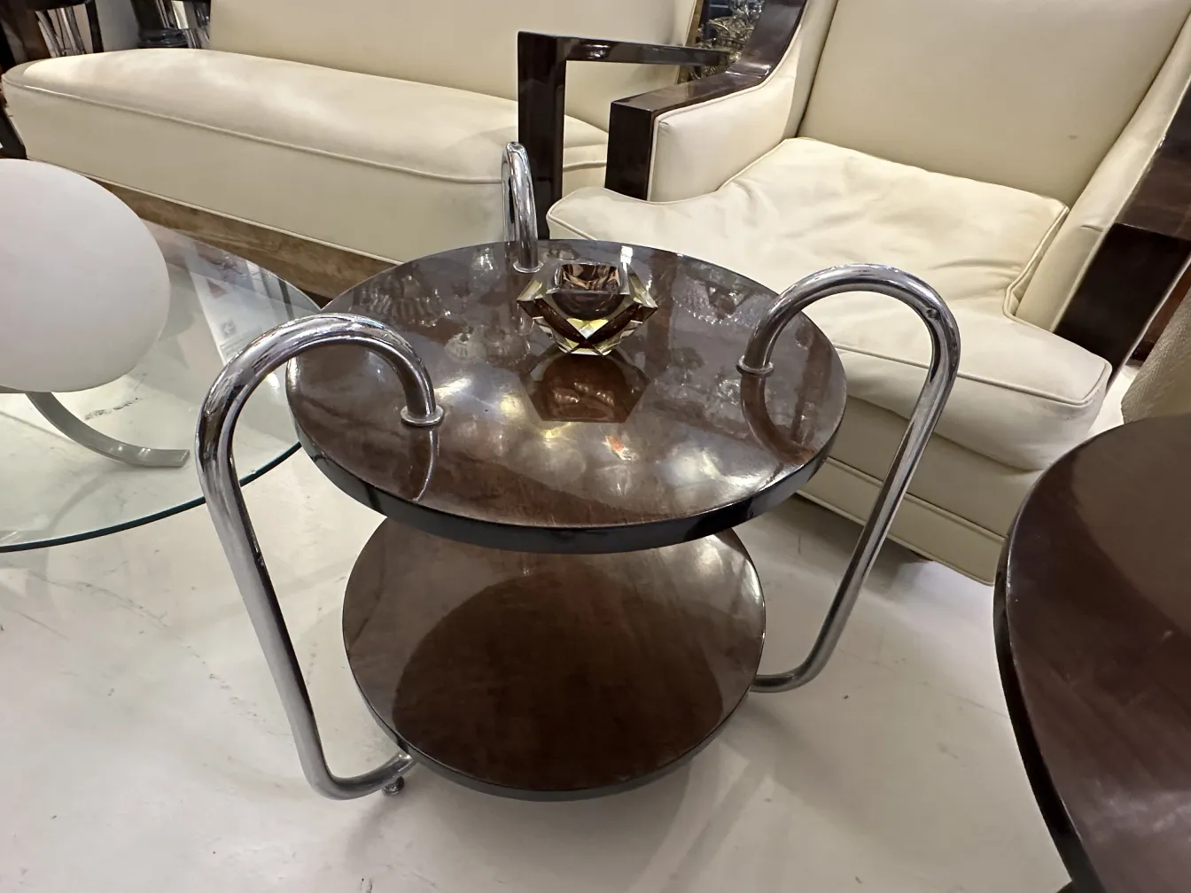 Tavolino con vetro di Murano e acciaio, ambiente moderno