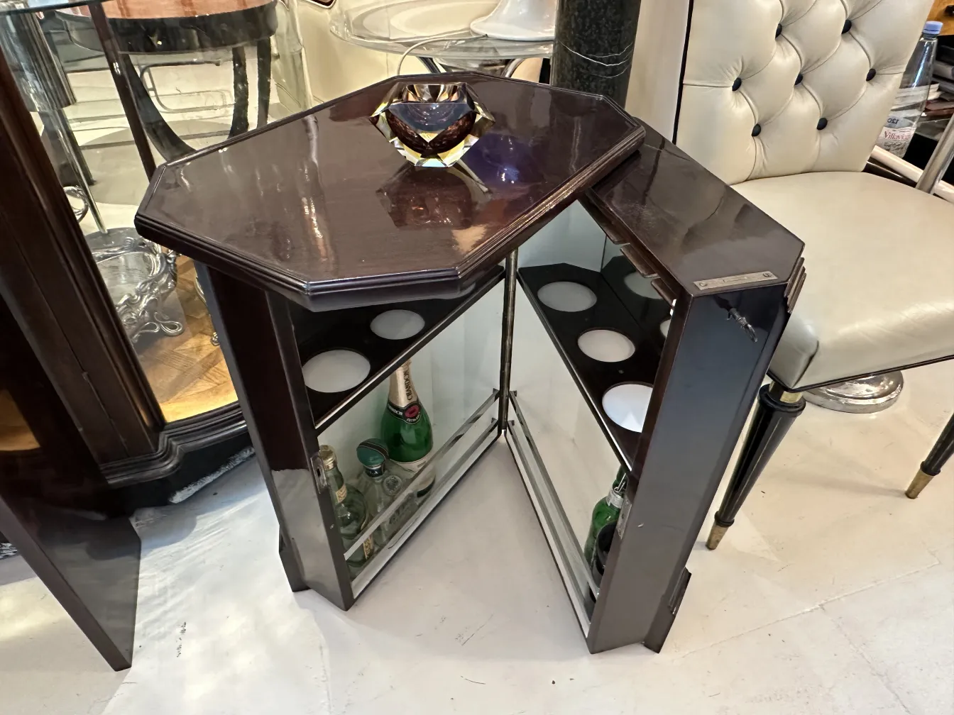 antikes murano-glas auf tisch mit spiegel und flaschen