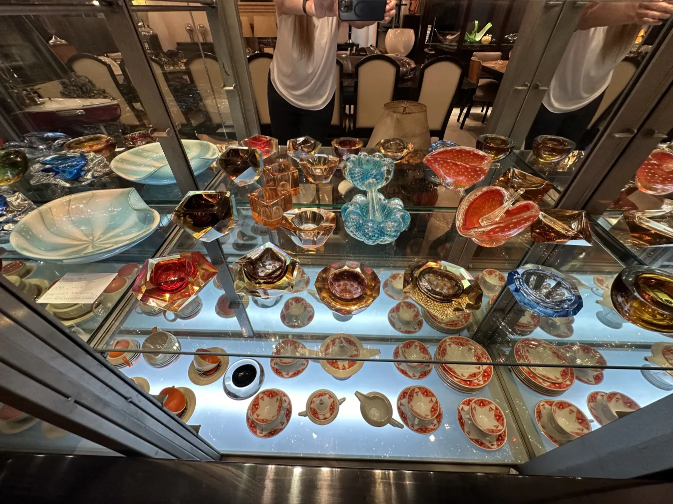 Cristal de Murano antigo, cores vibrantes em exibição