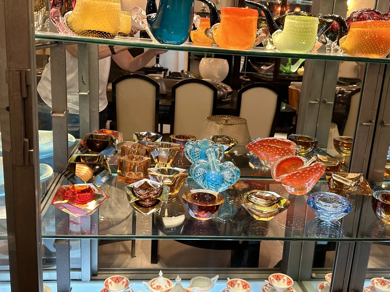 Vitrine com antigo cristal de Murano em várias cores.