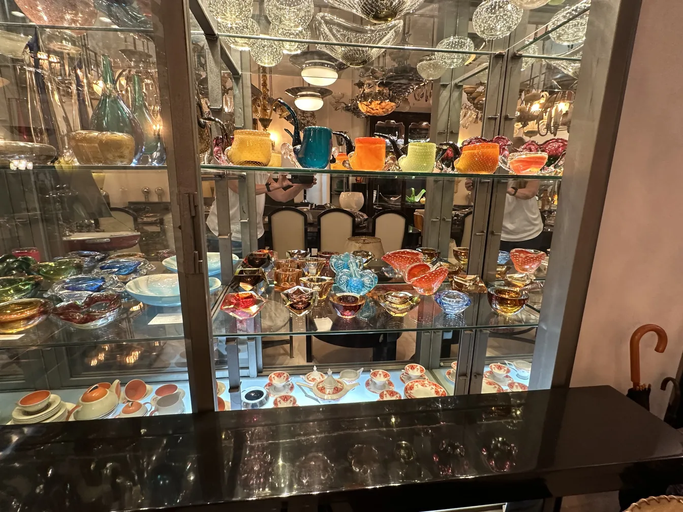 vetro di murano in vari colori esposto in una vetrina