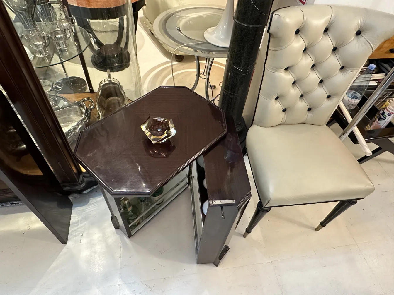 vetro di murano su un tavolo antico, colorato e lucido