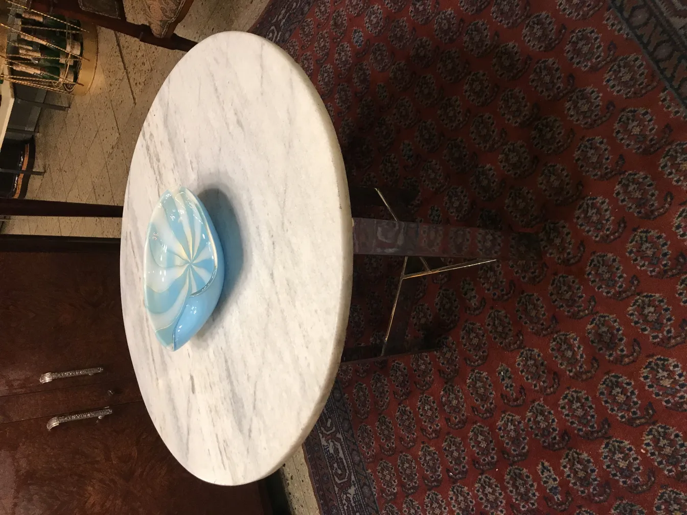 vetro di Murano decorativo in toni di blu chiaro su un tavolo