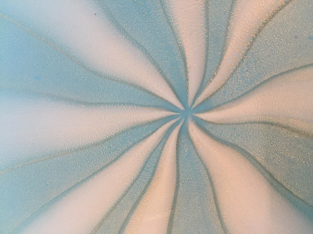 design antigo em cristal de murano azul e branco com padrão espiral