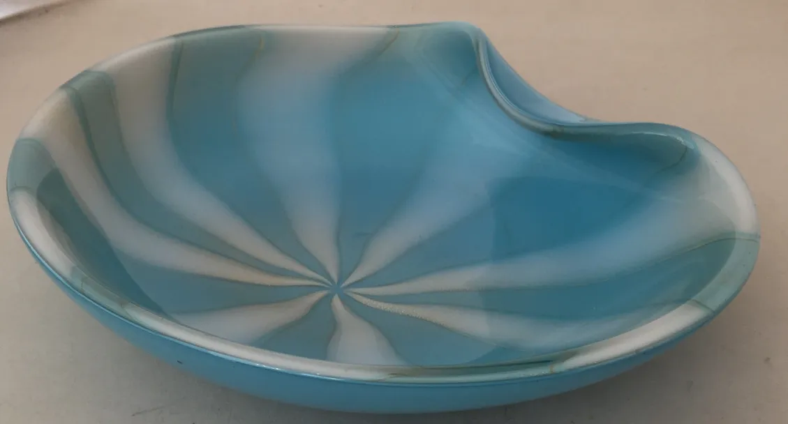 bol antique en cristal de murano bleu avec des motifs ondulés