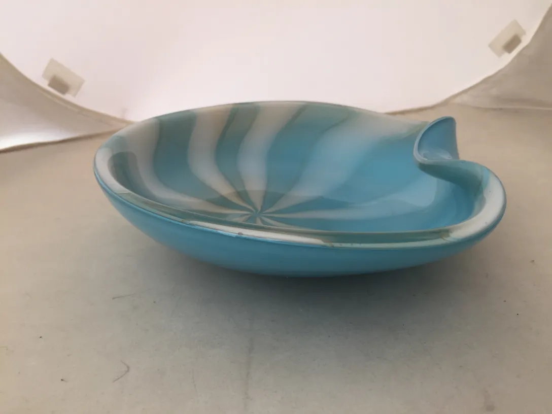 antico piatto in vetro di murano blu con forma decorativa