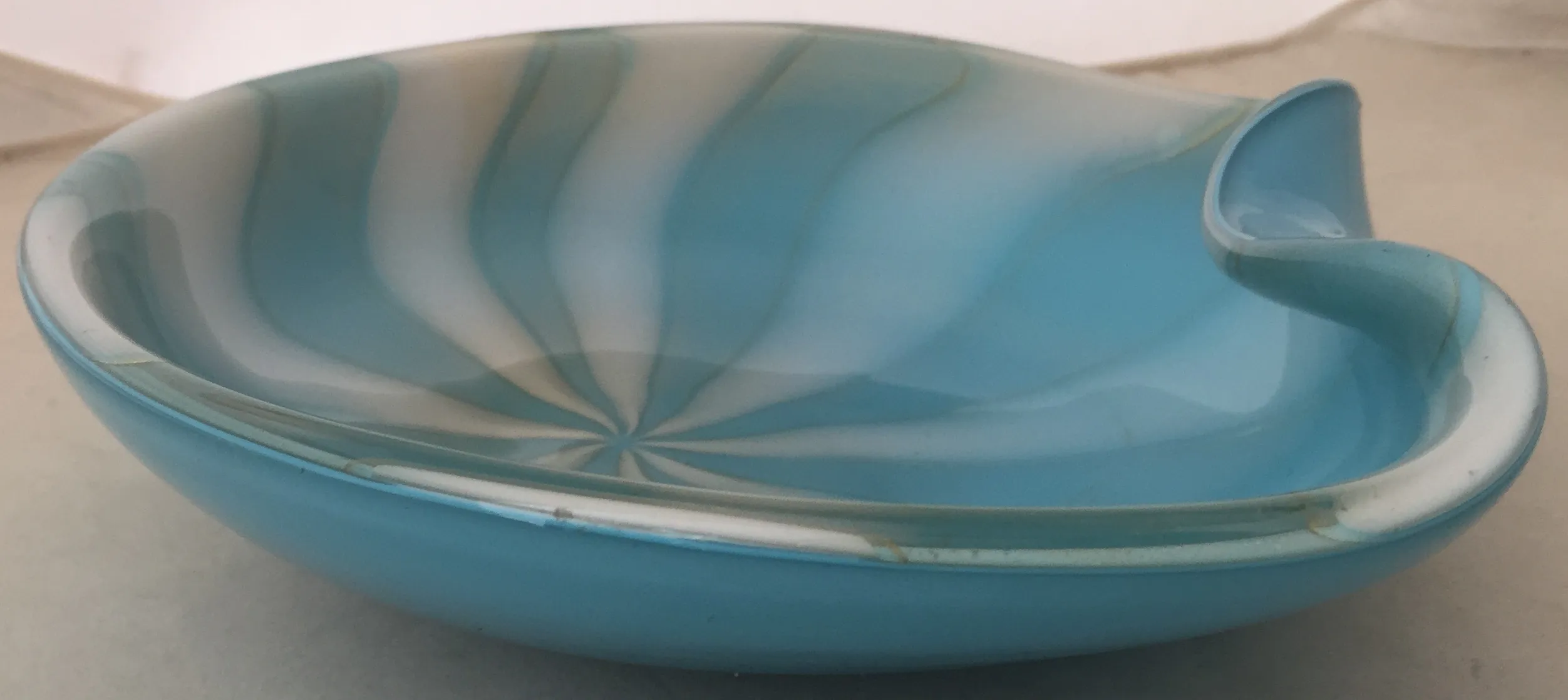 tigela de vidro de murano azul com design ondulado, antiguidade