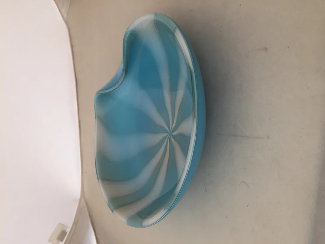 design bleu dans un ancien cristal de murano