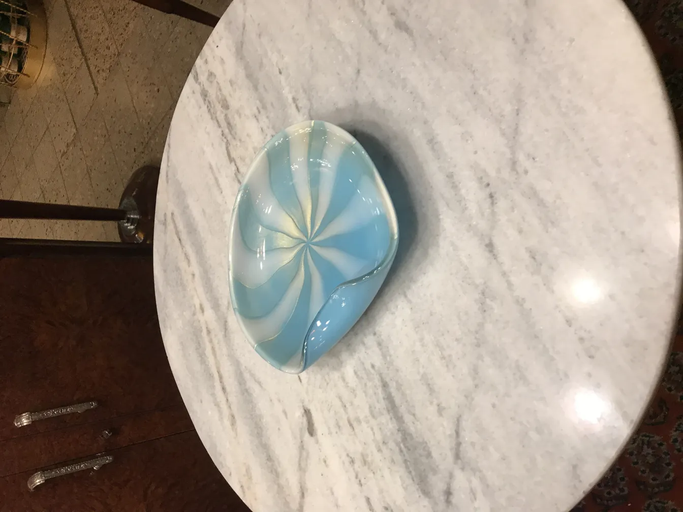 古老的穆拉诺玻璃盘，带有浅蓝色螺旋图案