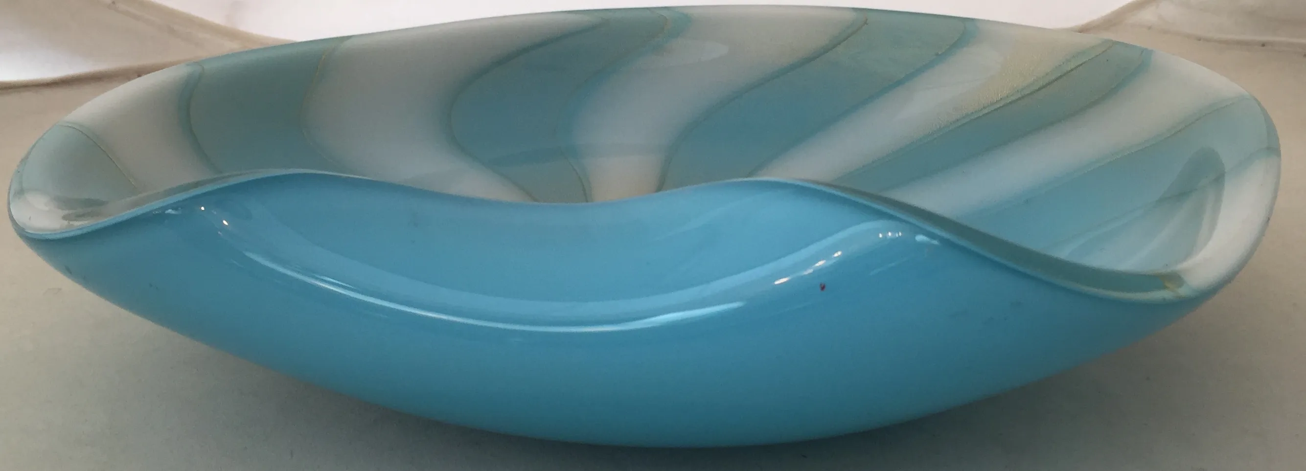 hermoso cristal de murano antiguo con forma orgánica azul clara