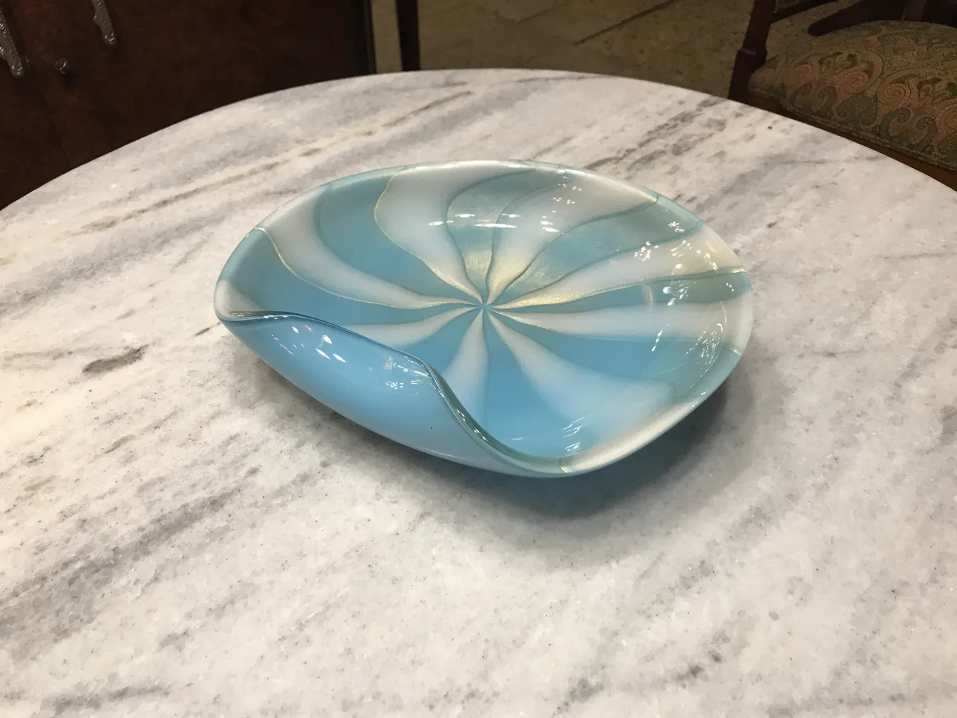 decorative murano glass plate in light blue with spiral design