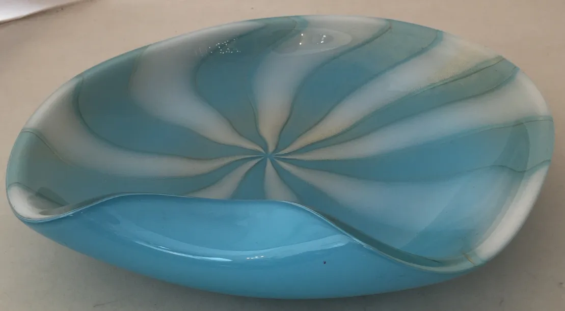 plat ancien en cristal de murano bleu avec des vagues