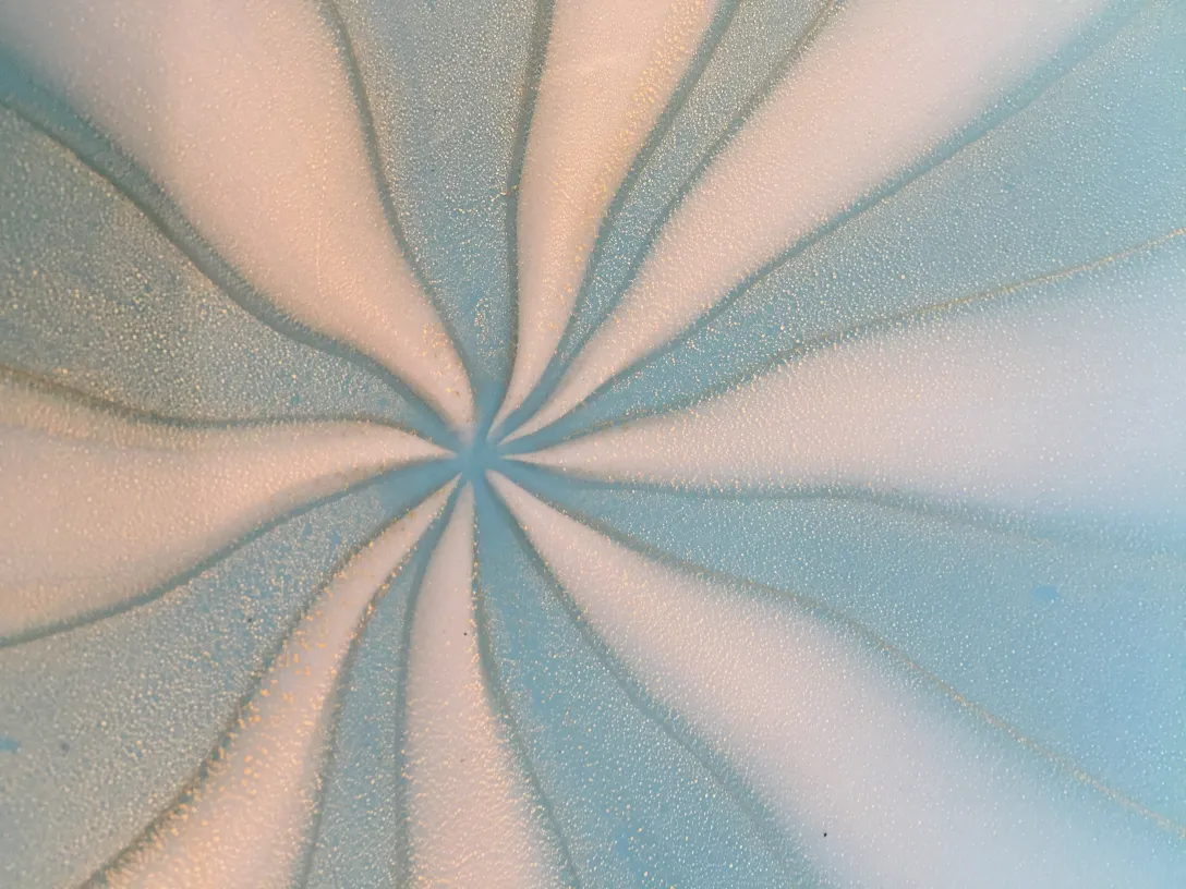 cristal de murano con diseño espiral en azul y blanco