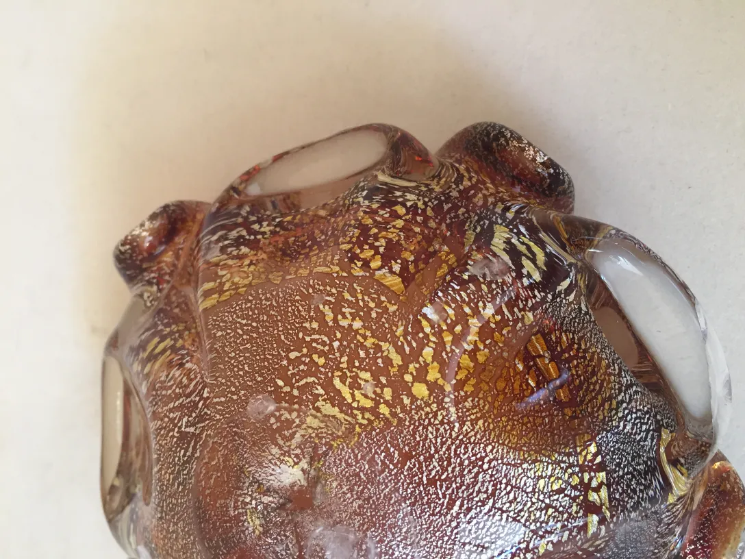 ユニークなデザインの古いムラノガラス、カラフルなディテール付き。