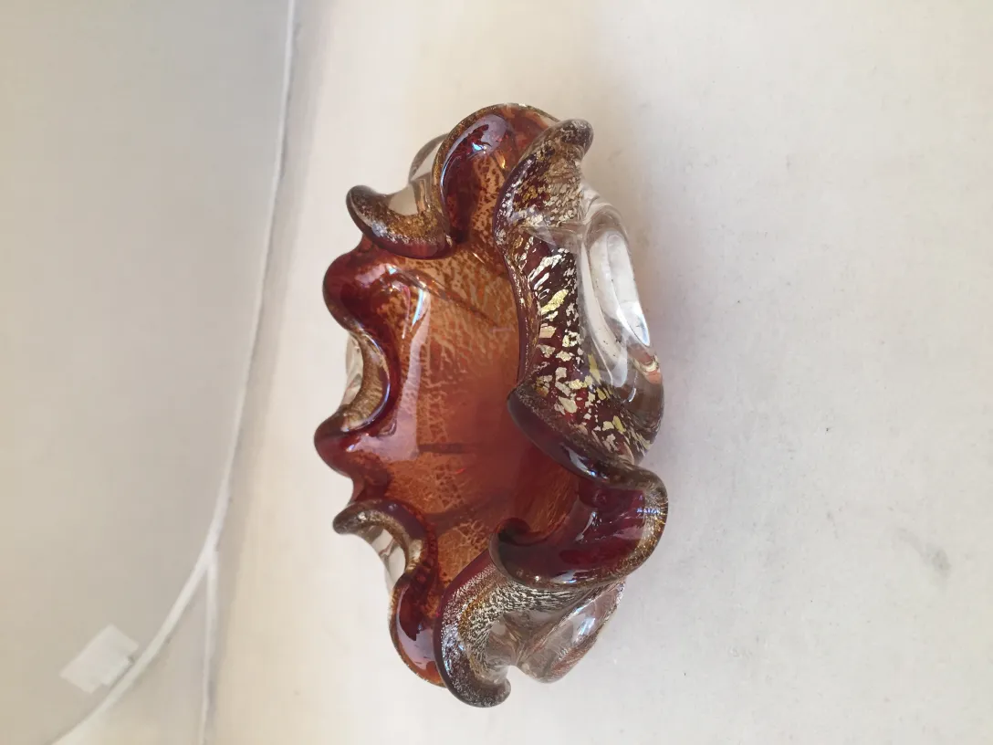 ancienne pièce décorative en cristal de murano avec forme ondulée