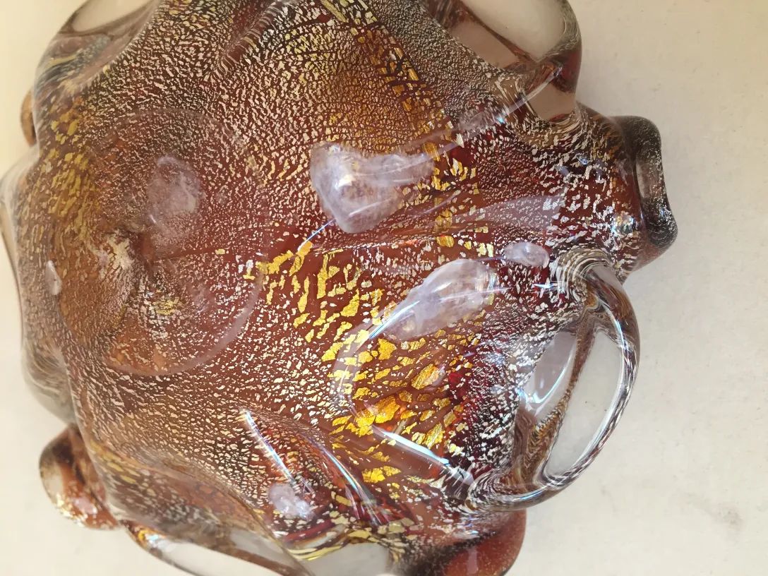 Schöne antike Murano-Glasvase in verschiedenen Farben und glänzender Textur.