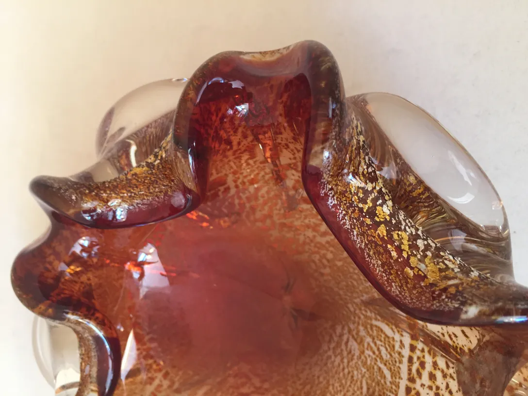 jarrón antiguo decorativo de cristal de murano con formas onduladas y colores cálidos