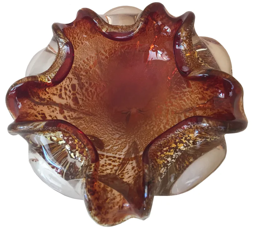 Dekorativer antiker Murano-Glas-Schüssel mit gewellten bernsteinfarbenen Tönen.