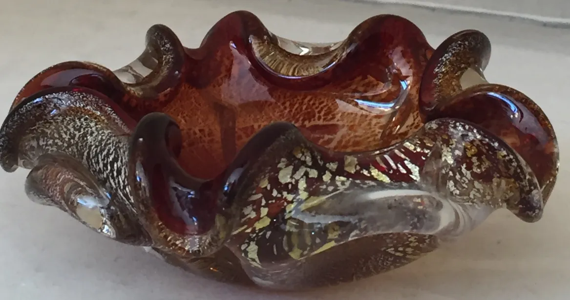 lindo cristal de murano com formas onduladas e tons quentes