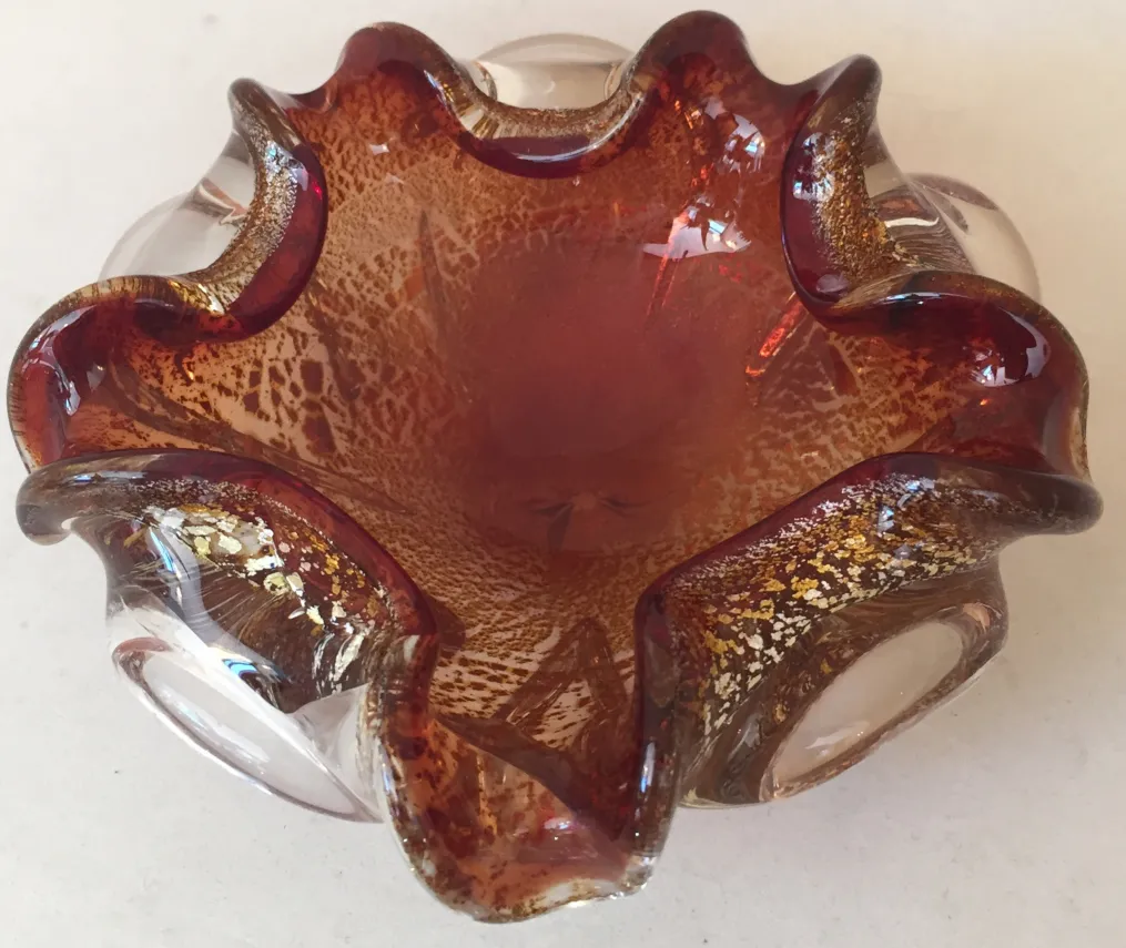 ciotola decorativa in vetro di murano color ambra con bordo ondulato