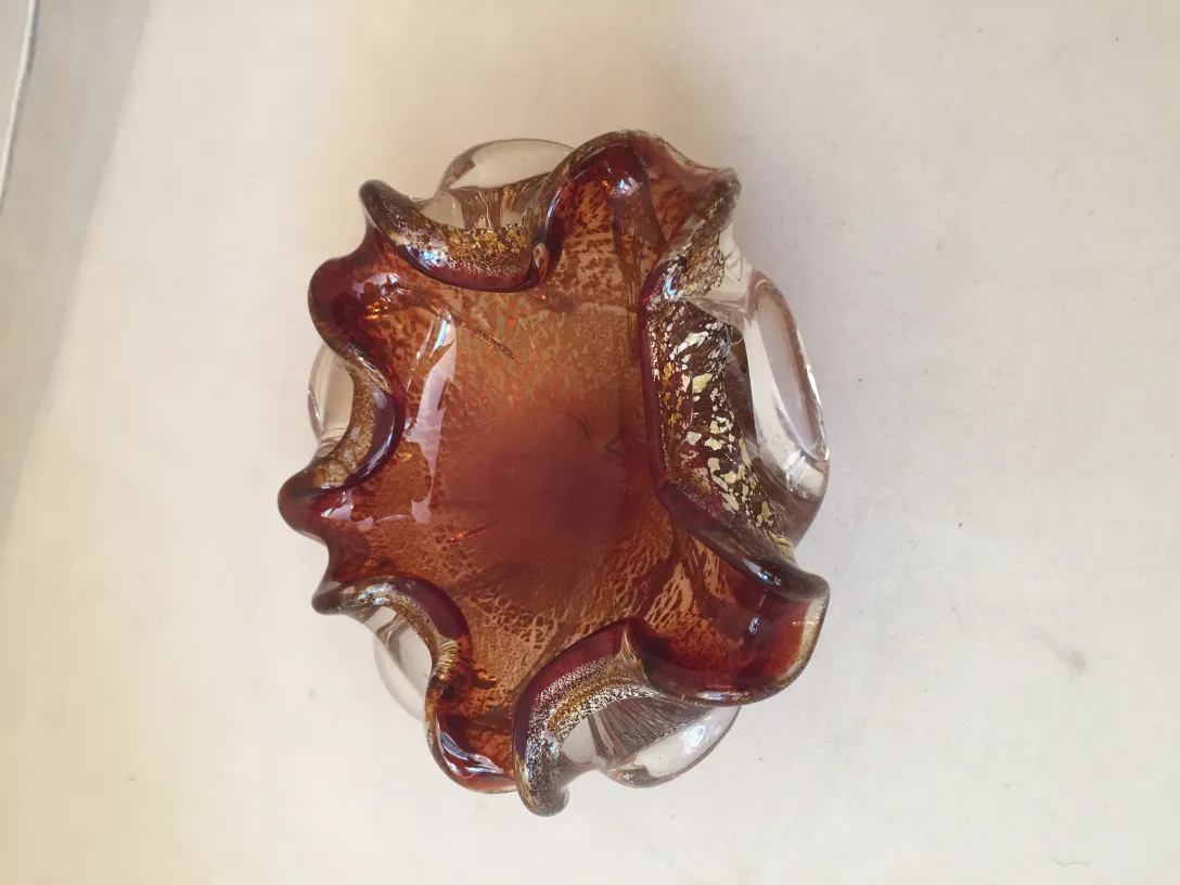 antiga peça decorativa de cristal de murano em tons âmbar com detalhes em ouro