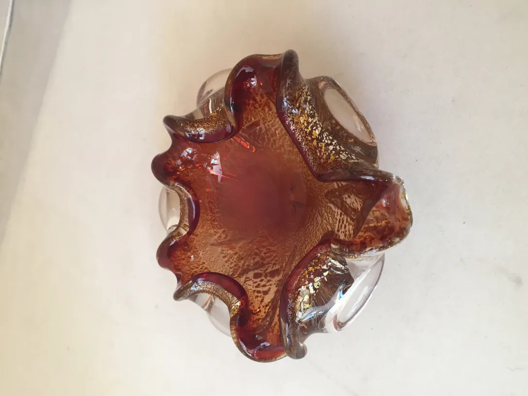 antike murano glas vase mit gewellten rand und bernsteinfarbe