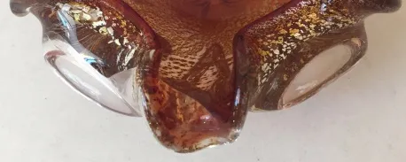 elegante enfeite em cristal de Murano com tons dourados e formas suaves, trazendo um toque antigo