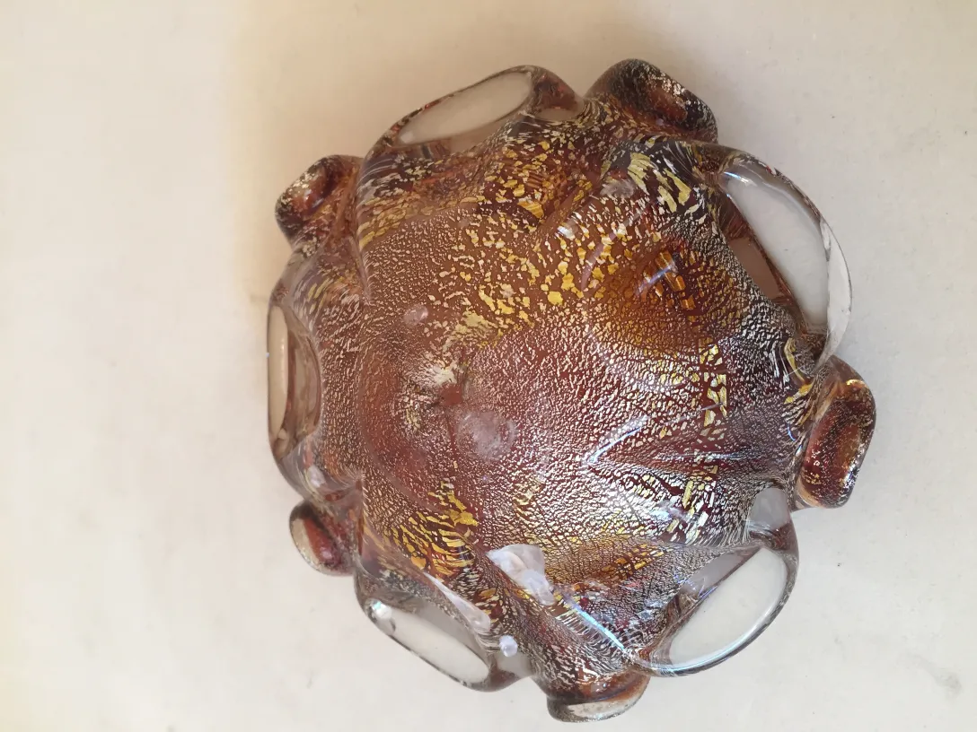 독특한 황금 세부 사항이 있는 고대 무라노 유리 조각