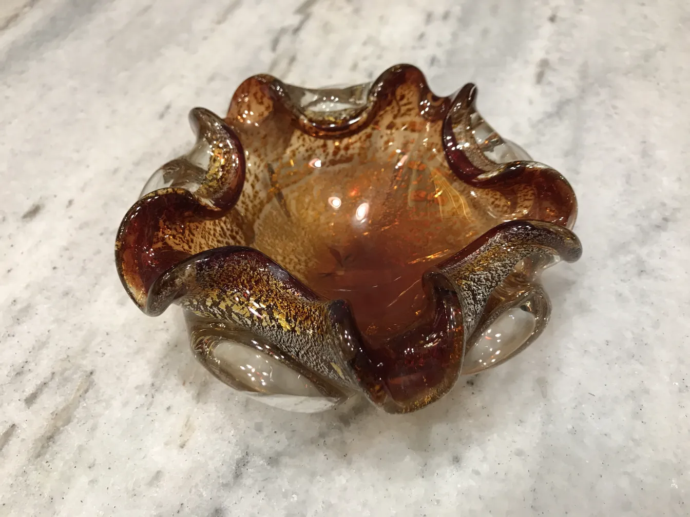 decoração antiga cristal de murano com bordas onduladas, cores âmbar e douradas