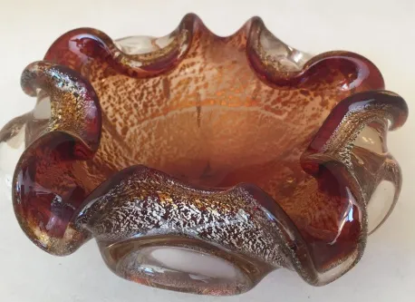 bowl decorativo de cristal de murano com borda ondulada e tom âmbar