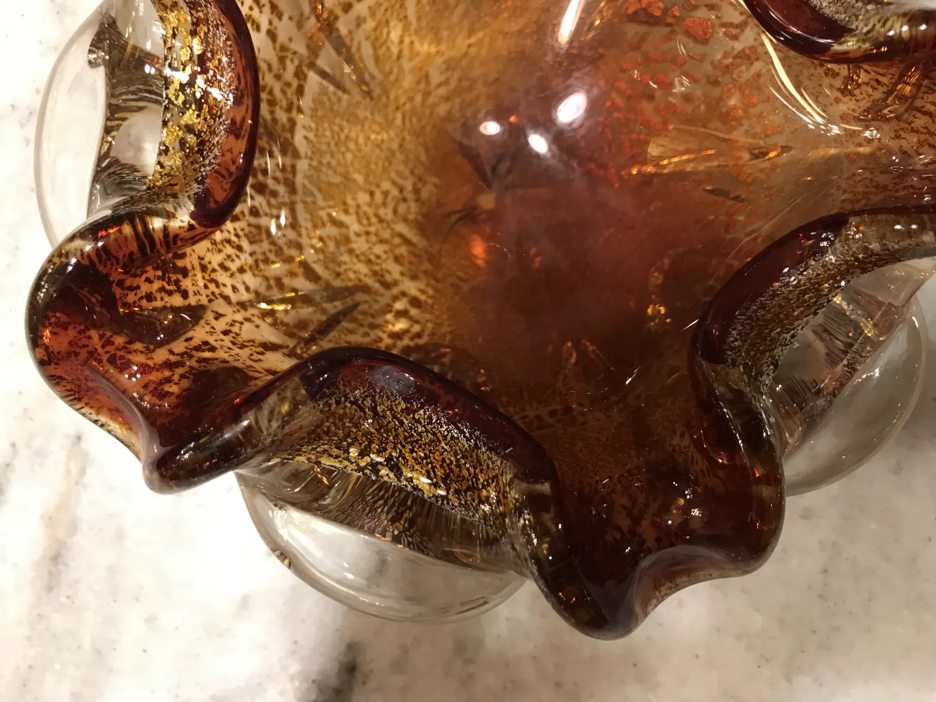 linda peça de cristal de murano em tons âmbar com bordas onduladas