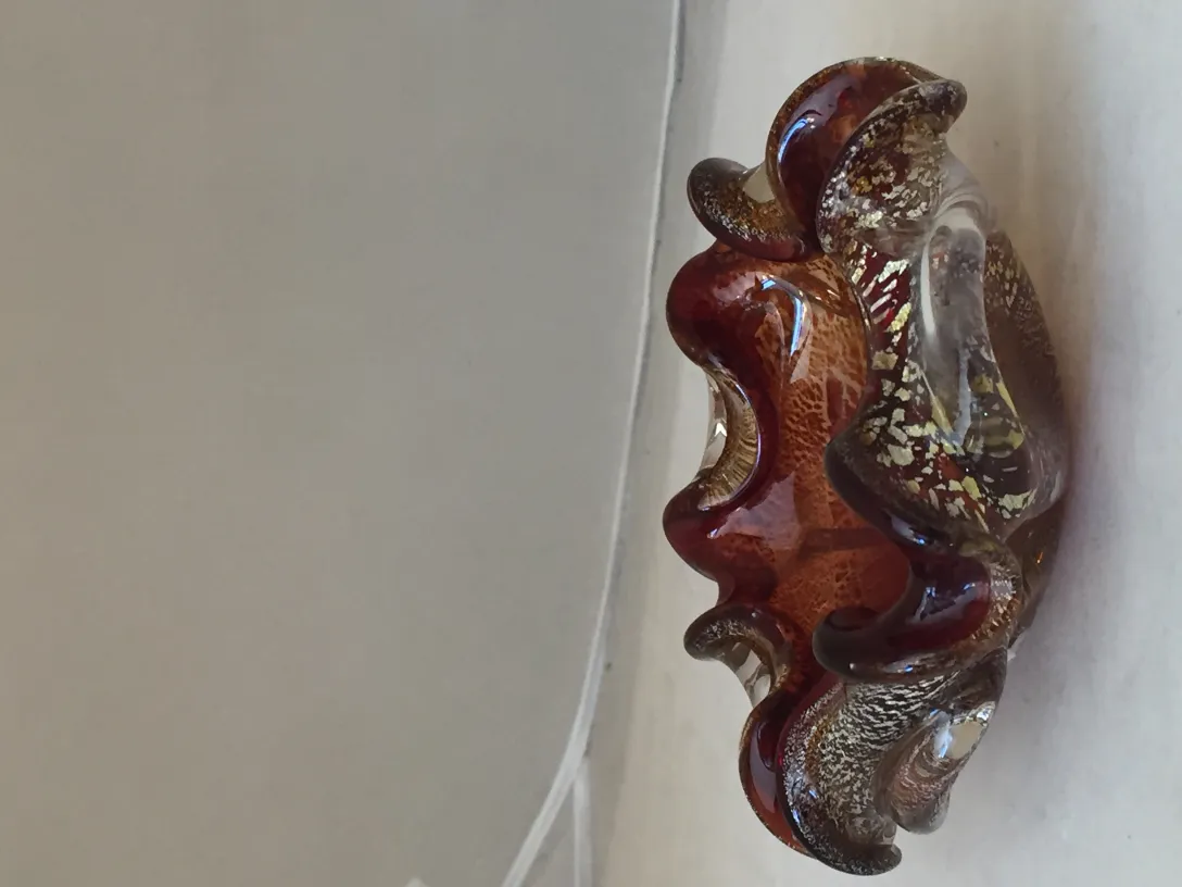 elegante cristal de murano con tonalidades marrones y doradas, base curva