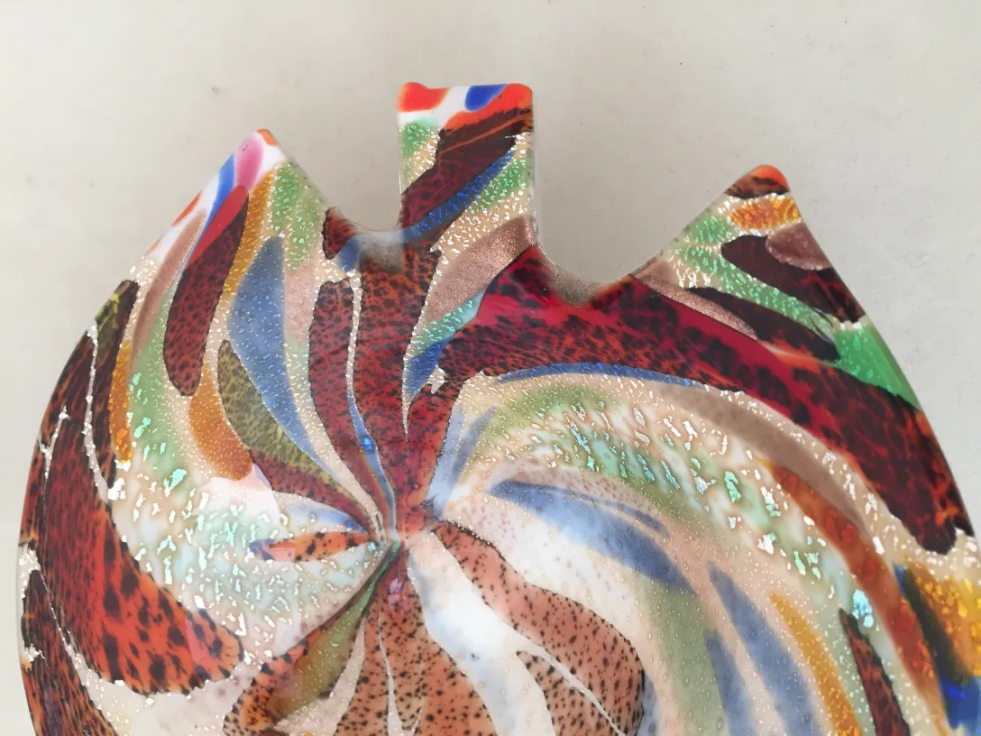 Antica scultura in vetro di Murano con motivi colorati